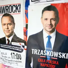 Plakaty wyborcze Karola Nawrockiego i Rafała Trzaskowskiego, zapowiadające prognozy wyborów prezydenckich.
