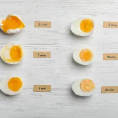 Huevos cocidos en diferentes tiempos, desde un huevo pasado por agua con la yema líquida hasta uno duro.