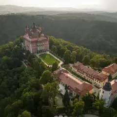 Zamek Książ, jedna z największych atrakcji w okolicach Wrocławia, otoczony bujną zielenią.