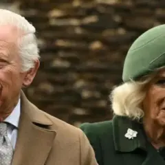 Król Karol i królowa Camilla, choć mają syna, wyglądają na zamyślonych.