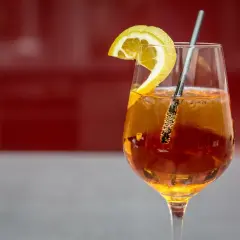 Ein erfrischender Aperitif mit Prosecco, garniert mit einer Zitronenspalte. Perfekt für einen entspannten Moment.