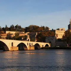 Kamienny most w Awinionie, z widokiem na Pałac Papieski i rzekę Rodan.
