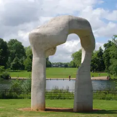 Henry Moore rzeźby: Dlaczego wciąż fascynują? Odkryj sekrety