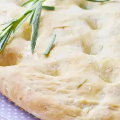 Chrupiąca schiacciata z rozmarynem i solą morską, gotowa do podania.
