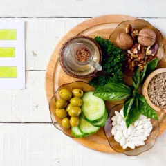 Witaj w świecie witaminy E! Na talerzu znajdziesz orzechy, pestki słonecznika, dyni, oliwki, ogórka i zioła – naturalne źródła witaminy E na co dzień.