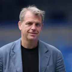 Todd Boehly, właściciel Chelsea, w niebieskiej marynarce na tle stadionu.