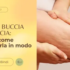 Mano che accarezza la pelle a buccia d'arancia, spiegando la differenza tra buccia d'arancia e cellulite.