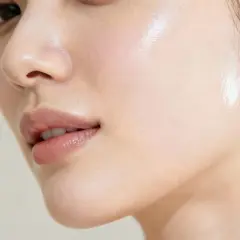 Närbild på en persons ansikte med glansig, återfuktad hud. En visuell guide till hur man får clear skin.