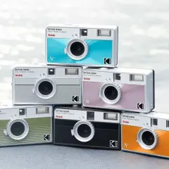 Jak działa aparat jednorazowy? Odkryj magię analogowej fotografii