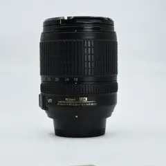 Obiektyw Nikon 18-105mm VR DX, idealny do krajobrazów, portretów i codziennych ujęć.