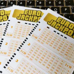 Kupony Eurojackpot leżą na klawiaturze. Zastanawiasz się, eurojackpot jak wygrać? Może te liczby przyniosą Ci szczęście!