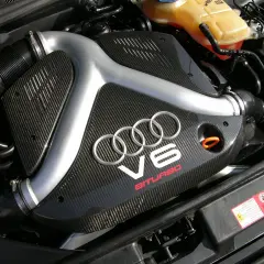 Silnik V6 biturbo z elementami z włókna węglowego. Potężna jednostka napędowa Audi, gotowa do akcji.