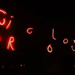 Luci al neon rosse formano le lettere "CIRCOLOCO", un invito a scoprire cos'è questo luogo magico.