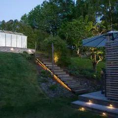Trädgård med växthus och en vacker altan med tak, perfekt för inspiration.