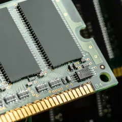Ranking pamięci RAM DDR4: Jak wybrać najlepsze moduły do PC?