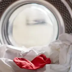 Biała bluzka zafarbowana? Szybki ratunek! Domowe i pro-metody