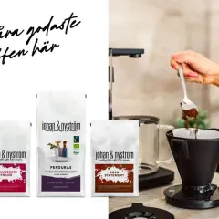 Johan & Nyström bryggkaffe i olika smaker. En hand mäter upp kaffe, perfekt för att veta hur många skopor kaffe till 4 koppar.