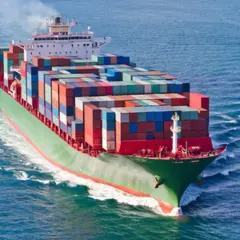 Ein riesiges Containerschiff fährt auf dem Meer. Die Fracht, die die Bedeutung von Frankatur symbolisiert, ist sicher verstaut.