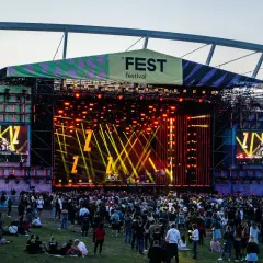 Ogromna scena festiwalowa, tłumy fanów, światła i muzyka. Stromae koncerty to zawsze niezapomniane widowisko.