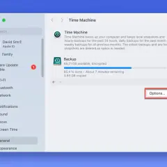 Einstellungen für die Time Machine konfigurieren. Ein Backup wird gerade erstellt.