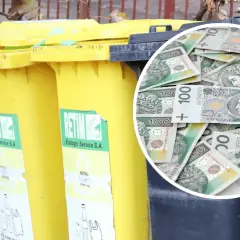 Żółte kosze na śmieci i stos banknotów 100 zł. Obrazek sugeruje, jak zapłacić za śmieci, pokazując, że kosztuje to pieniądze.