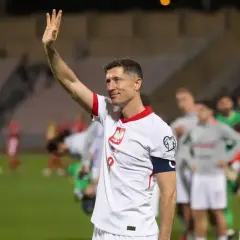 Robert Lewandowski, jeden z najlepszych polskich napastników, pozdrawia kibiców.