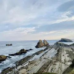 Acantilados de Liencres con formaciones rocosas únicas y el mar Cantábrico.