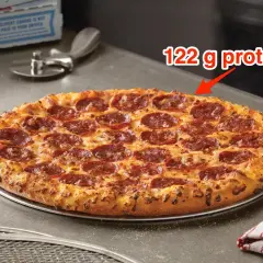 Pepperoni pizza z 122 g białka, idealna na szybki posiłek.