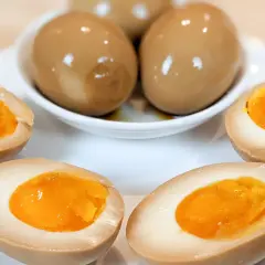 Oeufs marinés pour ramen, avec des jaunes coulants et une saveur riche. Parfaits pour garnir votre bol de nouilles.