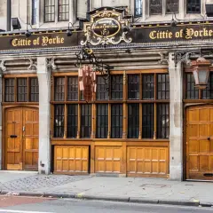 Un pub tradizionale a Londra, "Cittie of Vorke", con porte in legno e grandi finestre.