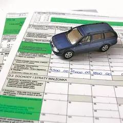 PIT-36 sprzedaż samochodu wzór. Model auta na tle formularza podatkowego.