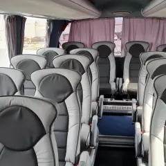 Wygodne fotele w autokarze, gotowe na podróż z Tbilisi do Kutaisi.