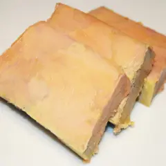 Trois tranches de terrine de foie gras, préparées avec une presse, sur fond blanc.