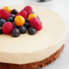 Enkel tårta med dulce de leche, toppad med färska bär som hallon, blåbär och physalis. En läcker dessert som passar alla tillfällen.