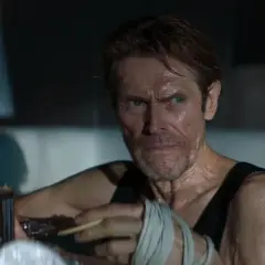 Willem Dafoe z papierosem w dłoni, z bandażami na ręce, w scenie sugerującej dobry thriller psychologiczny film.