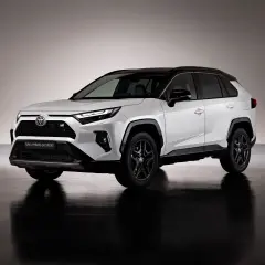 Biała Toyota RAV4 Hybrid GR Sport z czarnym dachem. Zastanawiasz się, ile kosztuje Toyota RAV4 w tej sportowej wersji?