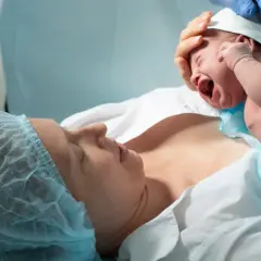 Nowy człowiek na świecie! Po cesarskim cięciu połóg trwa zwykle dłużej, ale radość z maleństwa jest bezcenna.