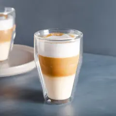 Jak zrobić latte macchiato? Warstwy mleka i kawy w szklance.