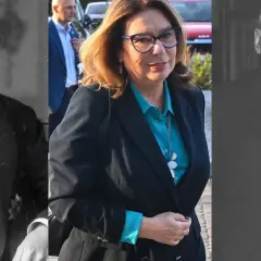 Trzy portrety: dwóch starszych panów w strojach z epoki i kobiety w okularach. Czy to rodzina? Może dziadkowie Kidawy Błońskiej?