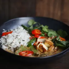 Schüssel mit Reis, Tofu, Erbsen, Chili und Koriander. Ein authentisches Thai Curry Rezept original.