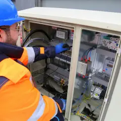 Jak sprawdzić uprawnienia elektryka i uniknąć niebezpieczeństw