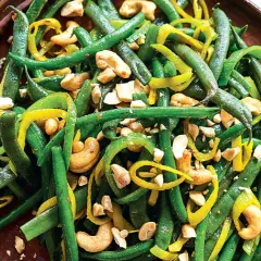 Deliziosa insalata di fagiolini croccanti con anacardi tostati e peperoni gialli a julienne, un contorno fresco e saporito.