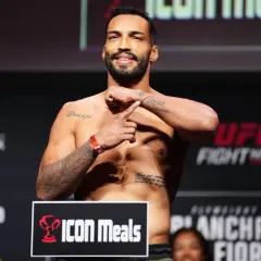 Bruno Silva, tatuerad och leende, står på vågen inför en UFC-gala.