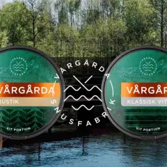 Två dosor Vårgårda snus med en bakgrund av en grönskande skog och en gyllene flod.