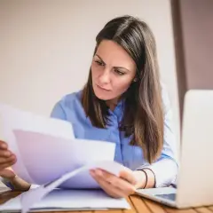Kobieta analizuje dokumenty dotyczące nadpłaty kredytu hipotecznego w BNP Paribas.