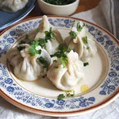 Chinkali przepis: pyszne pierożki z mięsem i ziołami, gotowe do podania.