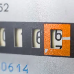 Licznik energii elektrycznej, widoczne cyfry 6 i 1, oznaczenie "kW". Taryfa c.