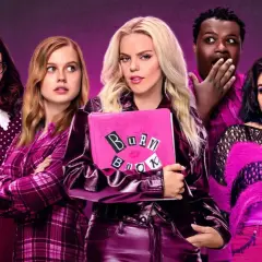 En grupp skådespelare poserar i rosa kläder, en hyllning till en "mean girls reunion". En kvinna håller i en rosa "Burn Book".