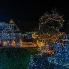 Dom w Popowie rozświetlony tysiącami świątecznych lampek. Białe, niebieskie i złote światła tworzą magiczną, zimową atmosferę.