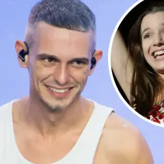 Uśmiechnięty mężczyzna w białej koszulce i podekscytowana kobieta w sukience w wiśnie. Idealna para na kawka na wynos tekst.